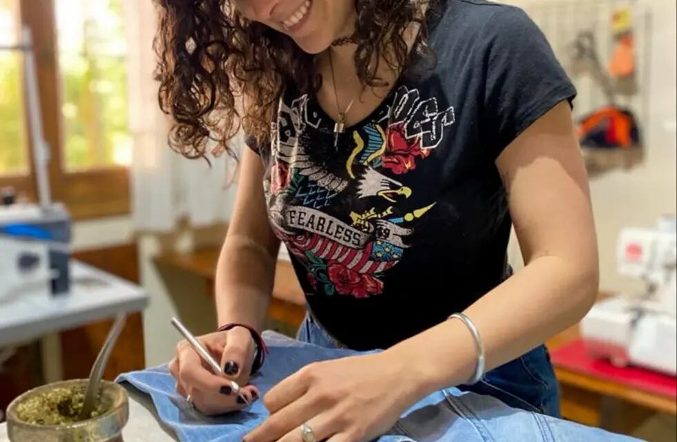 Ella es Bianca Fazio, la joven que utiliza jean viejos para crear nuevas prendas de ropa.
