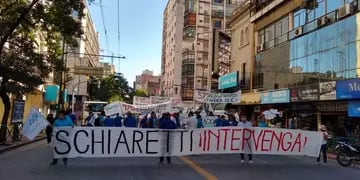Trabajadores de la Coopi protestaron este jueves en pleno centro de la ciudad de Córdoba.