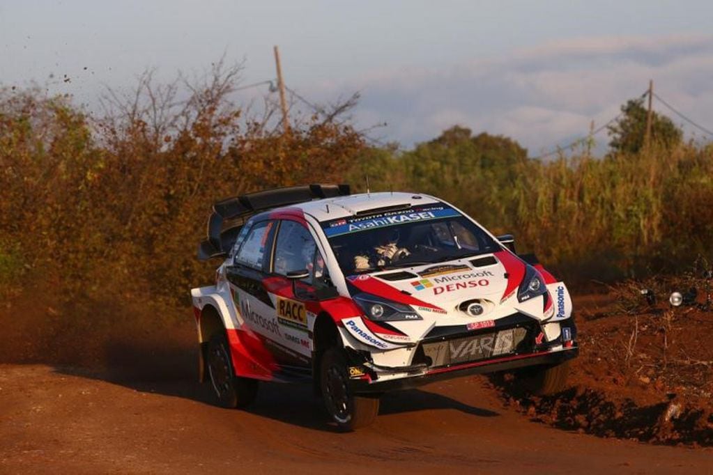Tanak, con Martin Jarveoja en el Toyota Yaris WRC número 8. Este fin de semana, puede ser el primer estonio que se consagre campeón mundial de Rally.