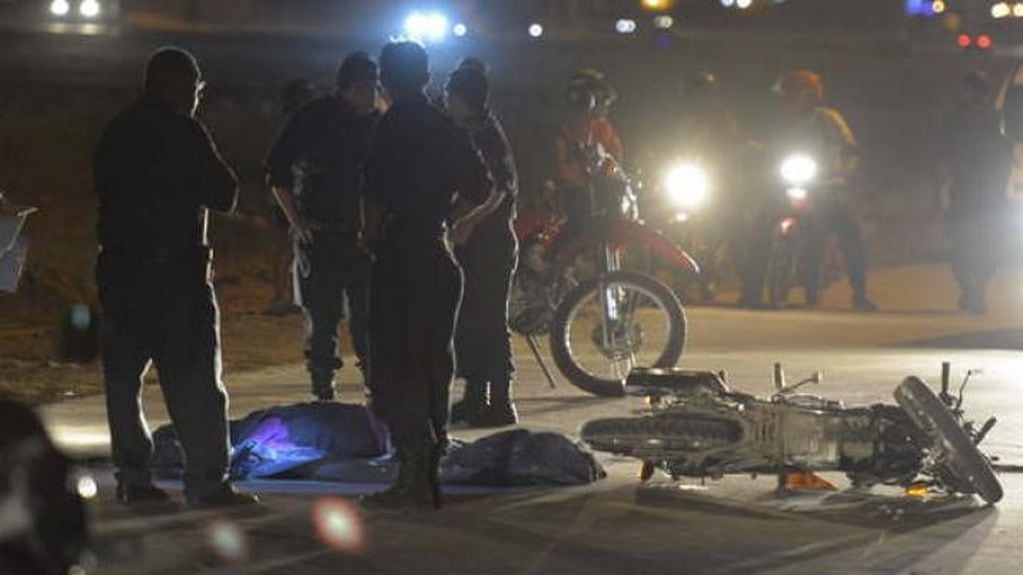El cuerpo de Facundo yace en el pavimento, mientras la Policía trabaja en la escena del choque.
