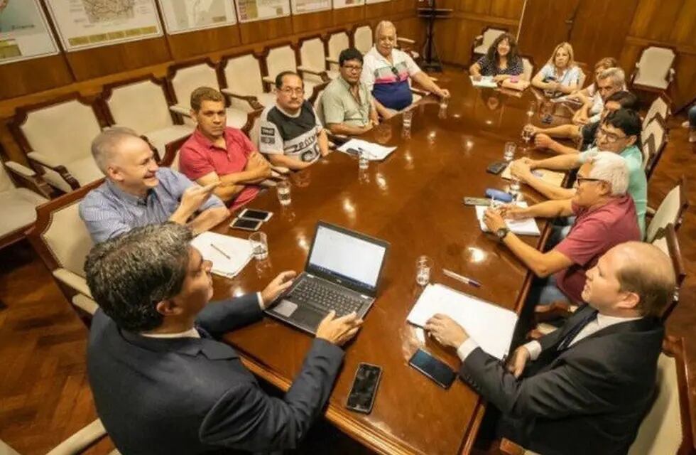 Los gremios estatales y Gobierno Provincial se reunieron en mesa de diálogo. (Web).