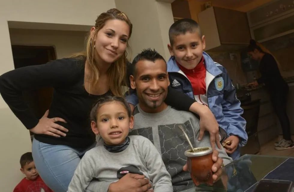 Jonathan Barros junto a su familia horas antes de viajar a Londres
