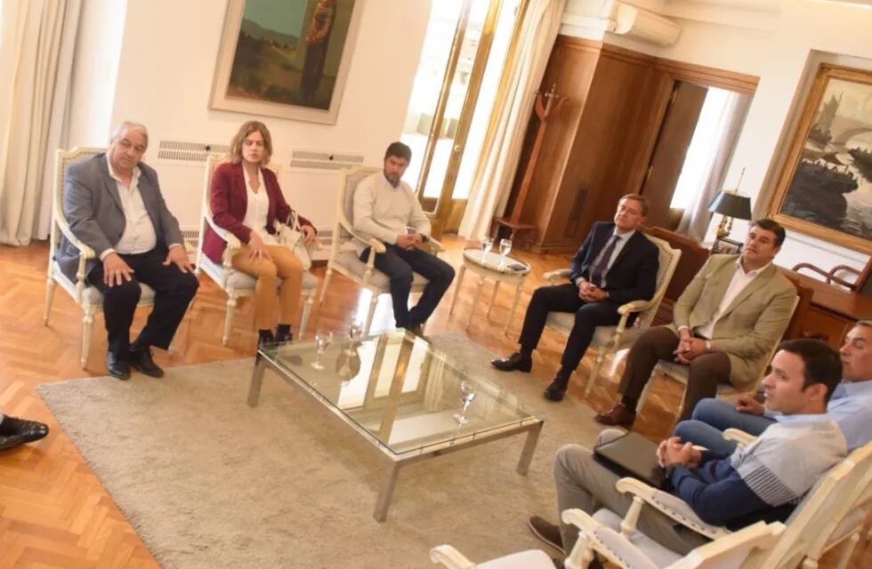 Reunión en casa de Gobierno por acueducto ganadero Monte Comán - La Horqueta
