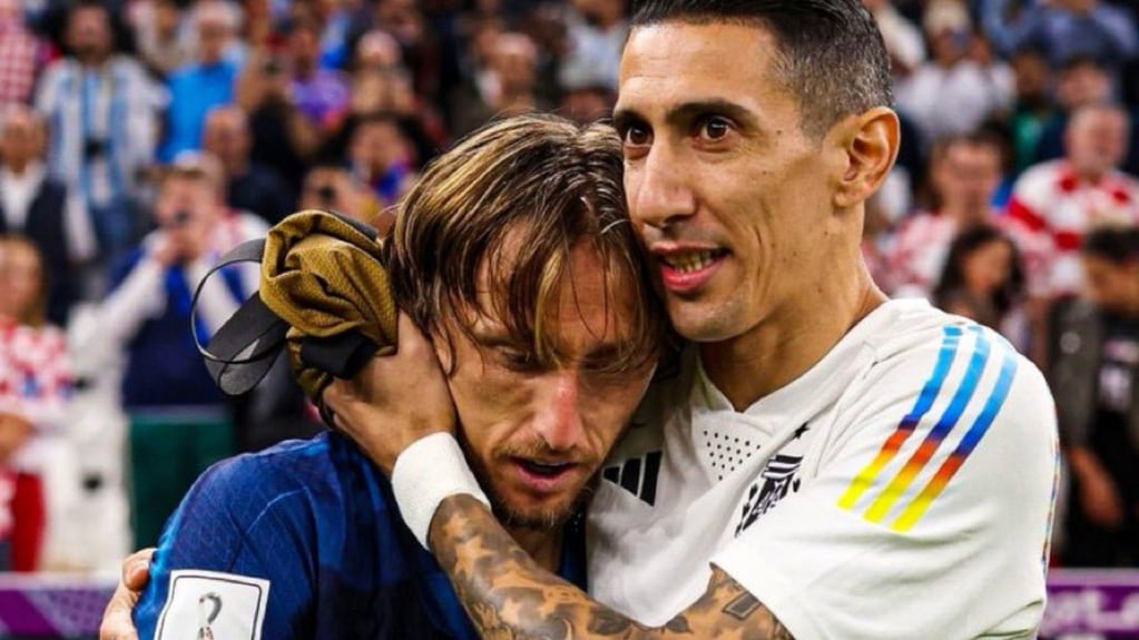 Ángel Di María consoló a Luka Modric tras la victoria de Argentina sobre Croacia.