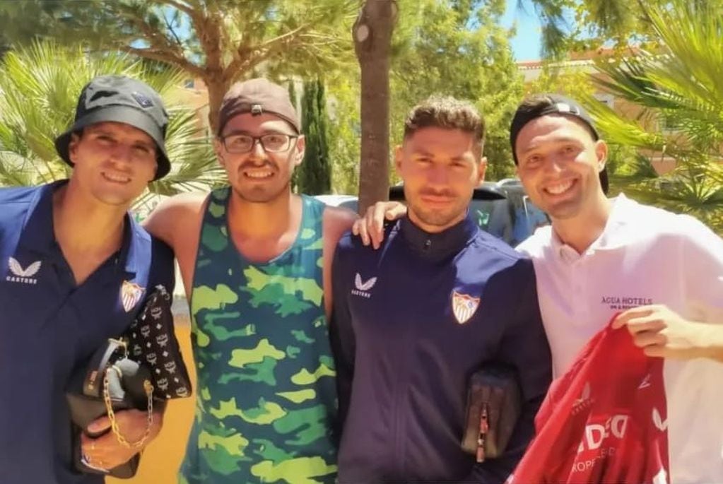David se fotografió con todos los argentinos del plantel del Sevilla.