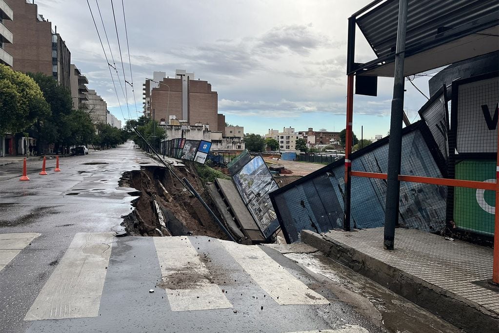 Córdoba. La intensa lluvia provocó socavón de 30 metros en la Vélez Sarsfield (Gentileza Mariano Nievas/X).
