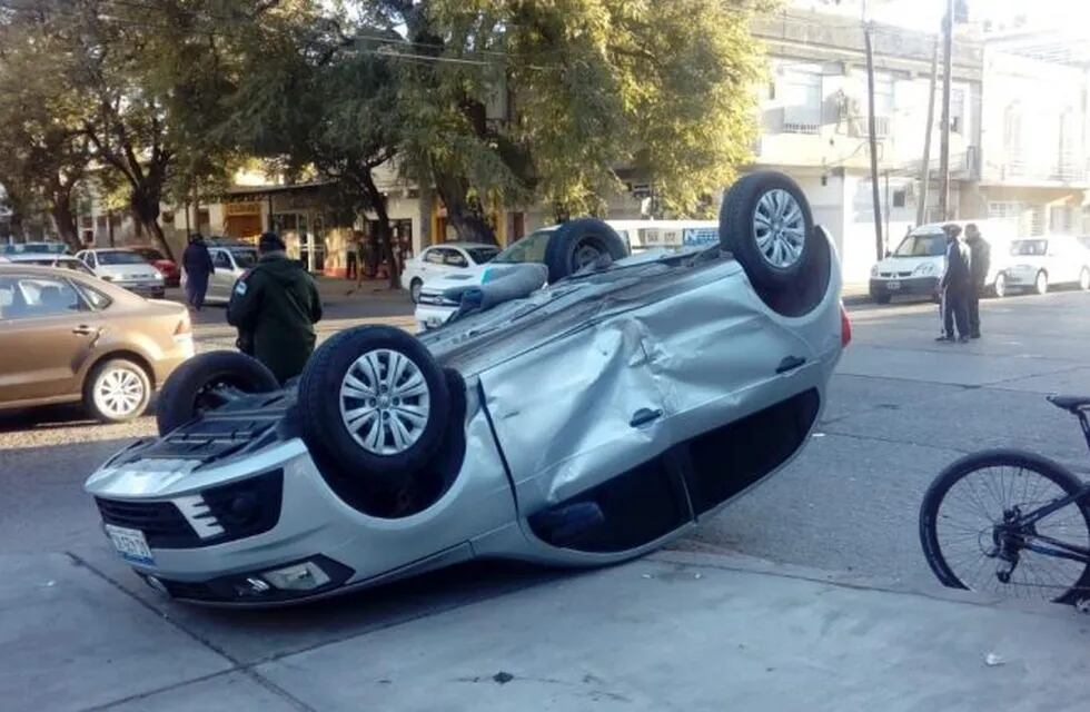 El vehículo conducido por González terminó dado vuelta tras el choque.