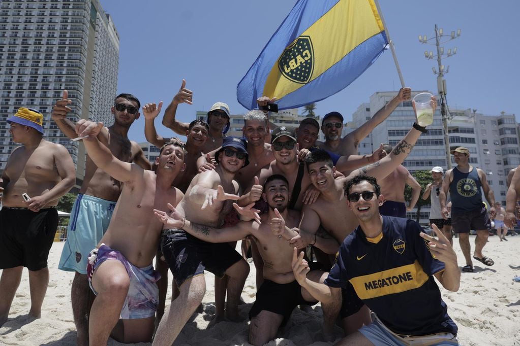 Aficionados de Boca Juniors se toman fotografías en la playa de Copacabana.