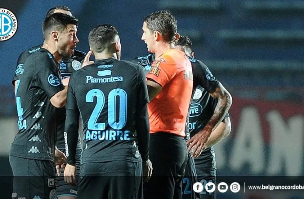 Lértora y medio Belgrano le reclaman a Lamolina por sus fallos. El árbitro benefició a San Lorenzo.