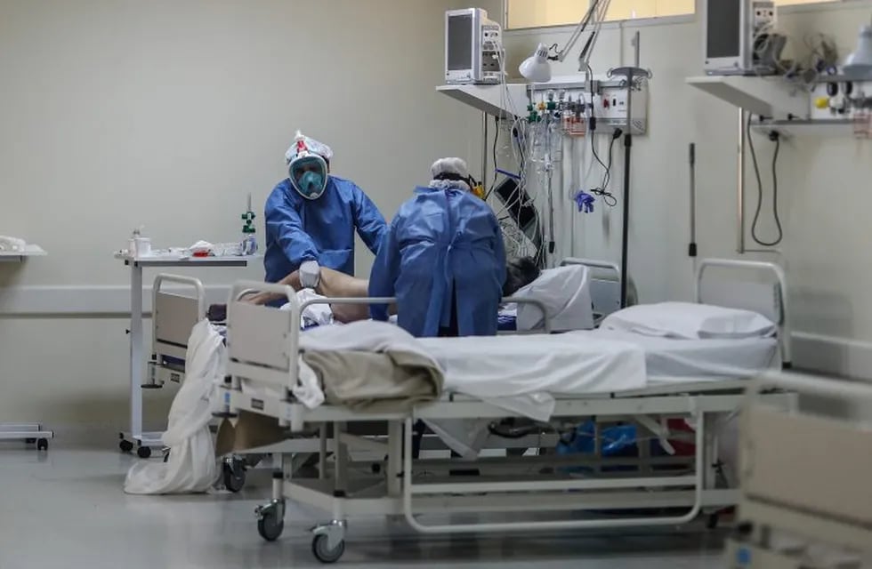 Enfermeros realizan un control a enfermos de covid-19 en el Hospital del Bicentenario de Esteban Echeverria el 30 de julio de 2020, en Buenos Aires (Argentina). (Foto: EFE/ Juan Ignacio Roncoroni)