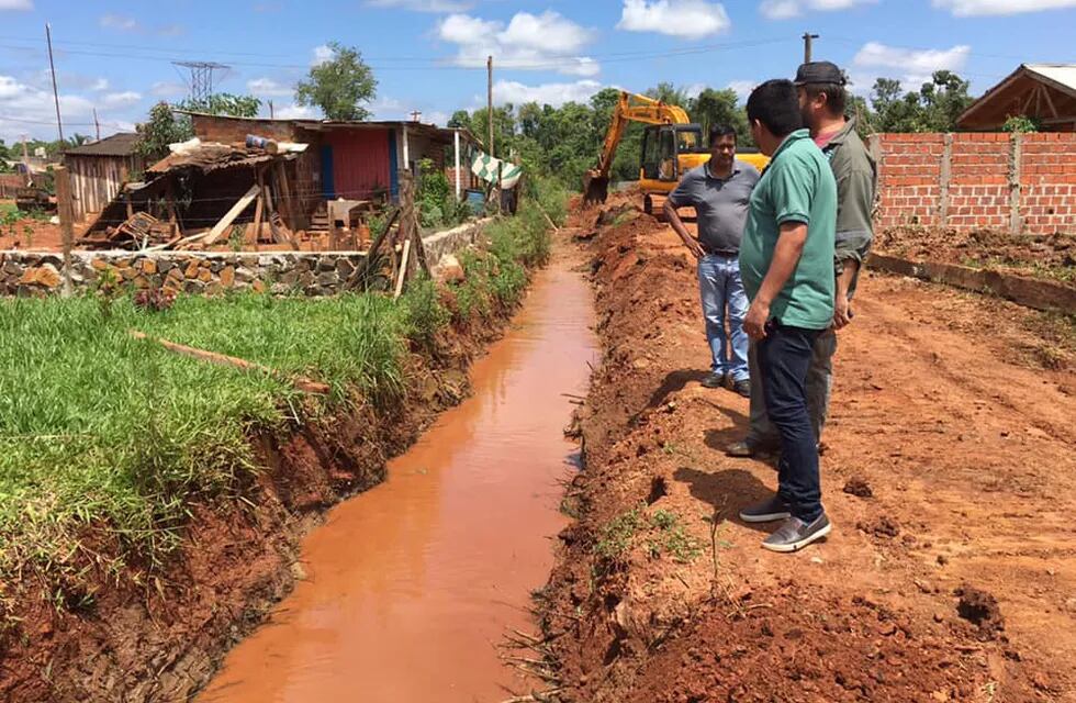 Continúan las obras de mejoramiento de los desagües en Puerto Iguazú.