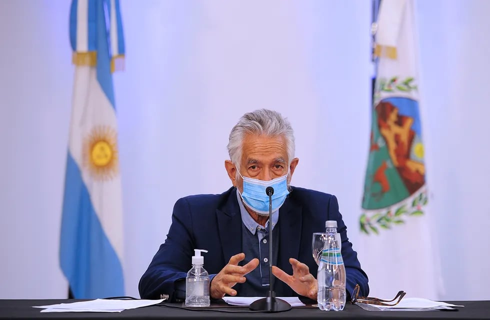 Gobernador de San Luis dando a conocer informe epidemiológico Covid-19