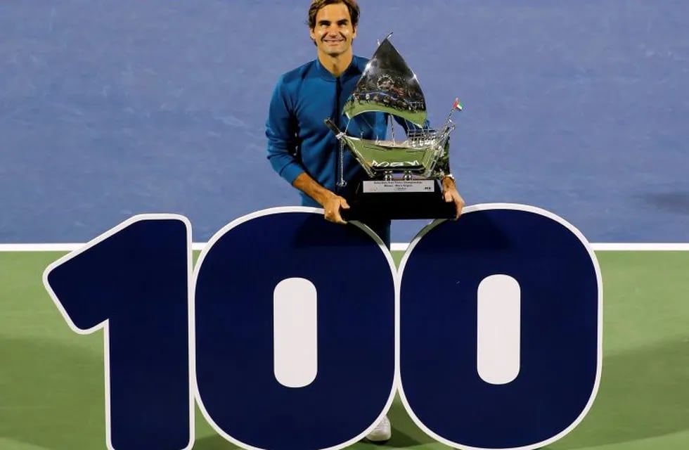 Tennis - ATP 500 - Dubai Tennis Championships - Dubai Duty Free Tennis Stadium, Dubai, United Arab Emirates - March 2, 2019  Switzerland's Roger Federer poses with the trophy after winning the Final against Greece's Stefanos Tsitsipas  REUTERS/Satish Kumar Subramani     TPX IMAGES OF THE DAY