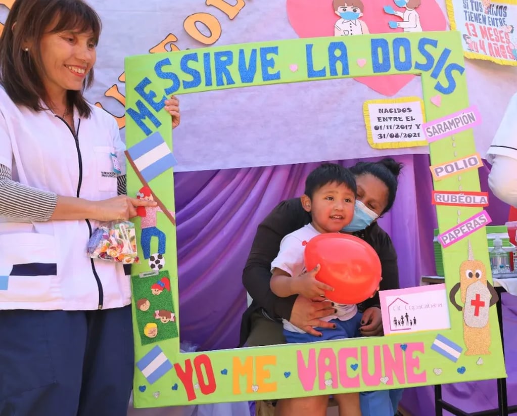 La directora del Departamento provincial de Inmunizaciones, Roxana Fatum (izq.), destacó que al cierre de la campaña de vacunación Jujuy alcanzó una cobertura de 90,8% de la población pediátrica objetivo.