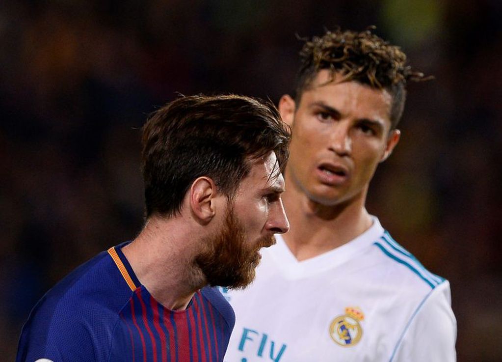 Cristiano Ronaldo y Lionel Messi durante un clásico entre Real Madrid y Barcelona. (AFP)