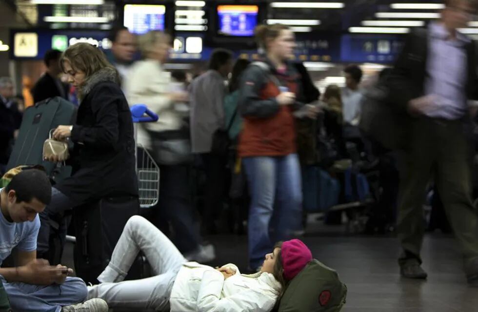 Argentina Airline - A passenger lies on the floor at Buenos Aires' domestic airport, Monday, July 14, 2008, as most of the company's flights were delayed or canceled due to the company's financial problems. Argentina's government and three labor unions are asking a judge to intervene in the management of the airline after weeks of labor disputes and poor service. According to reports, Spain based group Marsans, owner of  Aerolineas Argentinas, began negotiating to resell its 95 percent stake to the Argentina's government. (AP Photo/Natacha Pisarenko) buenos aires  demoras vuelos aeroparque conflicto pilotos vuelos demorados pasajeros espera vuelos atrasados