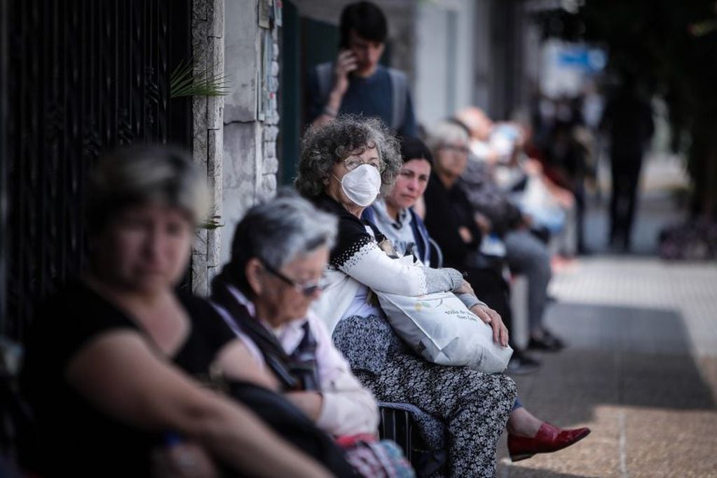 Miles de jubilados hicieron horas de cola para cobrar sus haberes (Foto: Juan Ignacio Roncoroni/EFE)