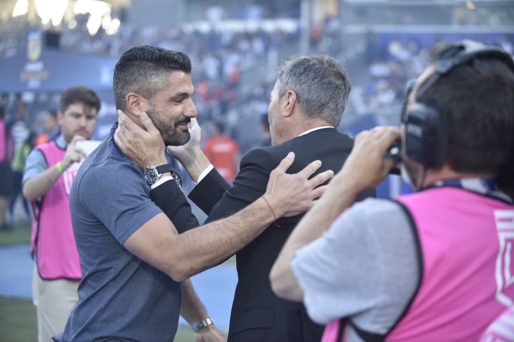 Javier Gandolfi, el entrenador de Talleres, y un saludo especial con el DT de Lanús y ex de la "T" Frank Kudelka. (Ramiro Pereyra / La Voz)