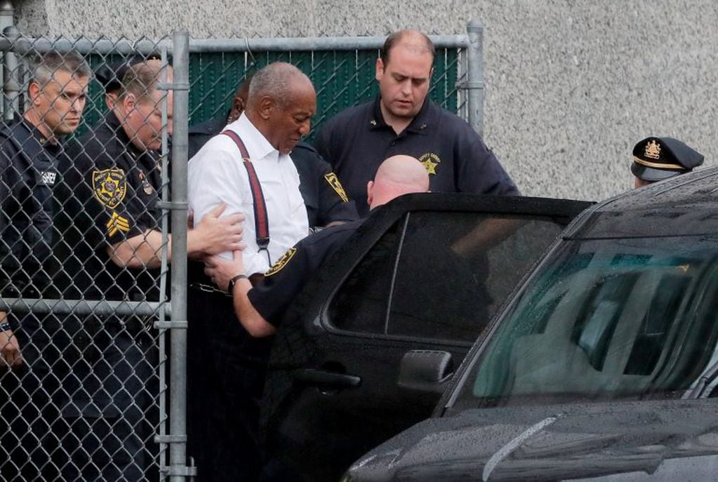 El actor y comediante Bill Cosby deja el juzgado tras oír la sentencia. Crédito: REUTERS/Brendan McDermid.