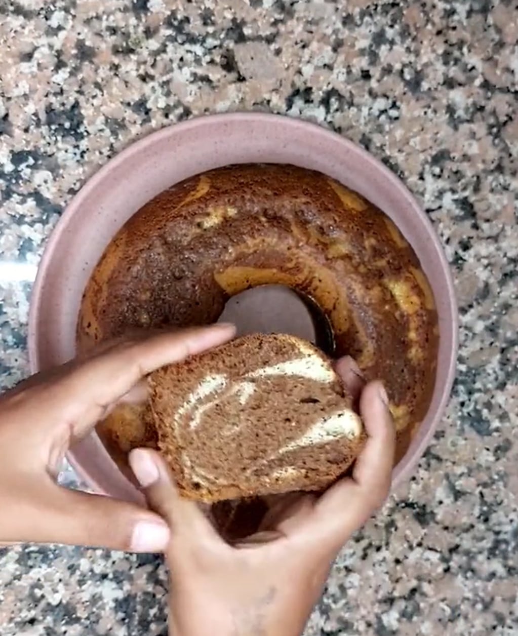Fácil y rápido: la receta definitiva para preparar una torta marmolada mega rica