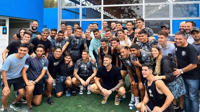 La foto subida por Belgrano del plantel con la visita de Cristian Cuti Romero en la práctica del miércoles por la mañana en Villa Esquiú