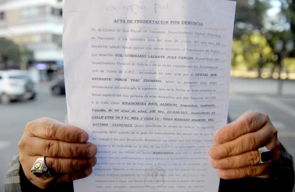 Alberto Rivadeneira muestra la denuncia que efectuó por el robo del dinero.
