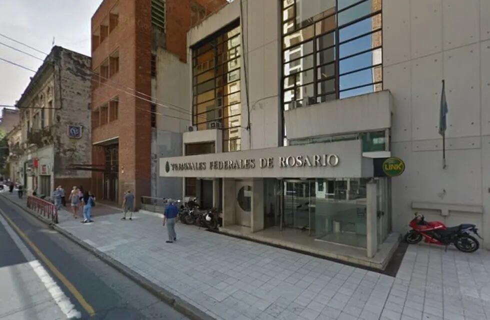 El cristal dañado está en el segundo piso del edificio de Entre Ríos al 400. (Google Street View)