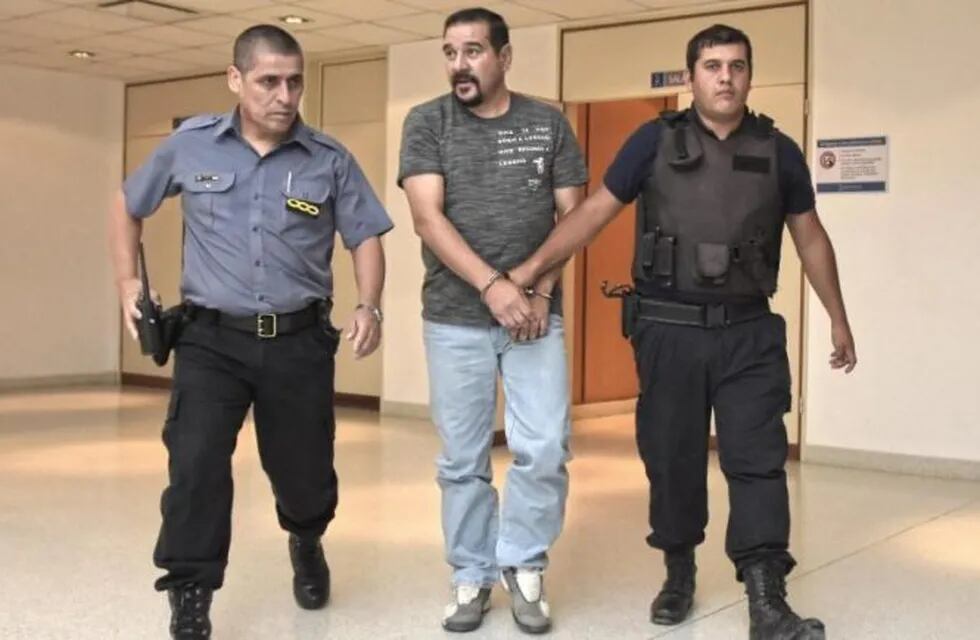 Javier Bernel de 46 años es escoltado por la Policía para asistir a la imputación por abuso sexual de 11 niñas.
