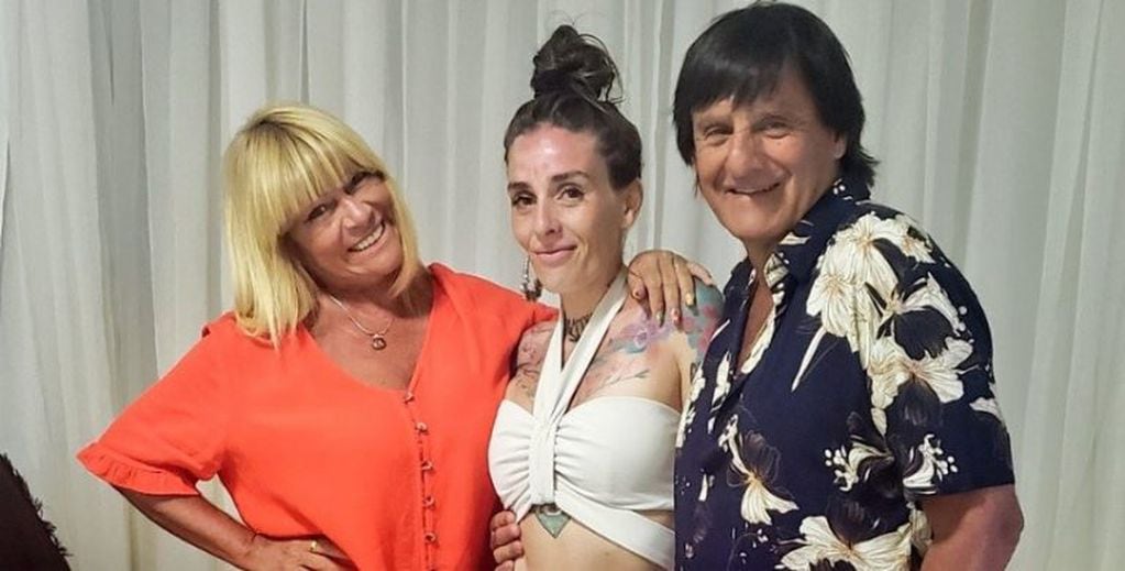 Marilú Leverberg, fallecida el viernes, en una imagen reciente difundida por ella misma, junto a su esposo Enzo Gómez y su hija Florencia Eliana Gómez. (Twitter)