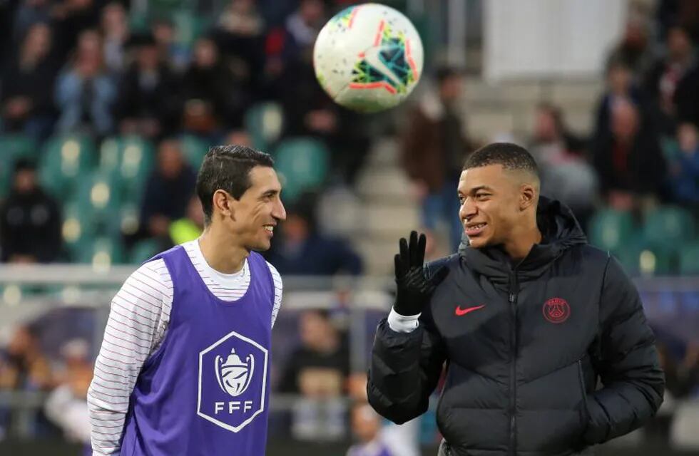 PSG's Angel Di Maria, left, talks to PSG's Kylian Mbappe, right, prior their French Cup soccer match at the Stade du Hameau in Pau, southwestern France, Wednesday Jan.29, 2020. (AP Photo/Bob Edme)