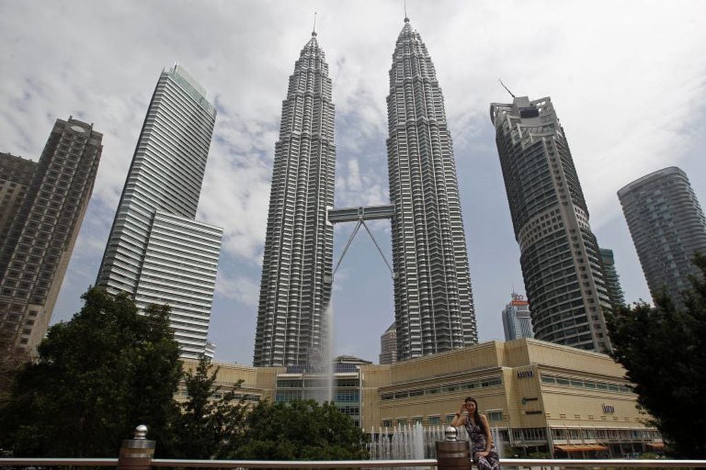 Las emblemáticas Torres Petronas de Malasia, en Kuala Lumpur, Malasia, se encuentran entre los diez edificios más altos del mundo. (AP Photo/Lai Seng Sin)