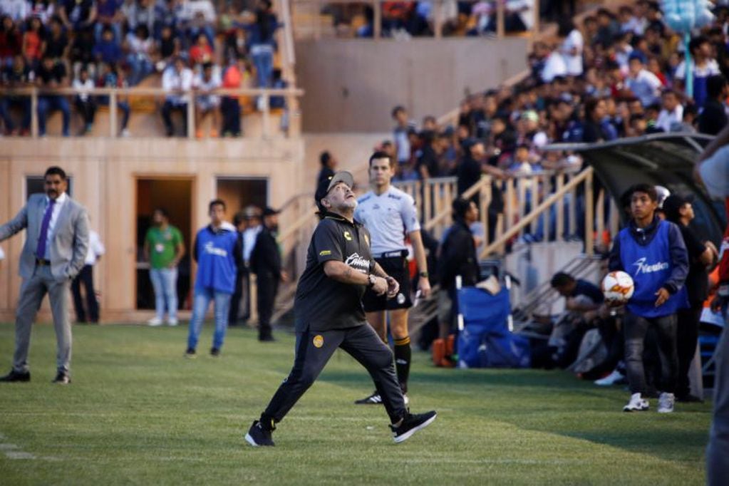 Maradona durante el encuentro entre Dorados y Alebrijes. (Foto: REUTER)