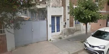 Un delincuente quedó incrustado en la reja de una casa en Córdoba.