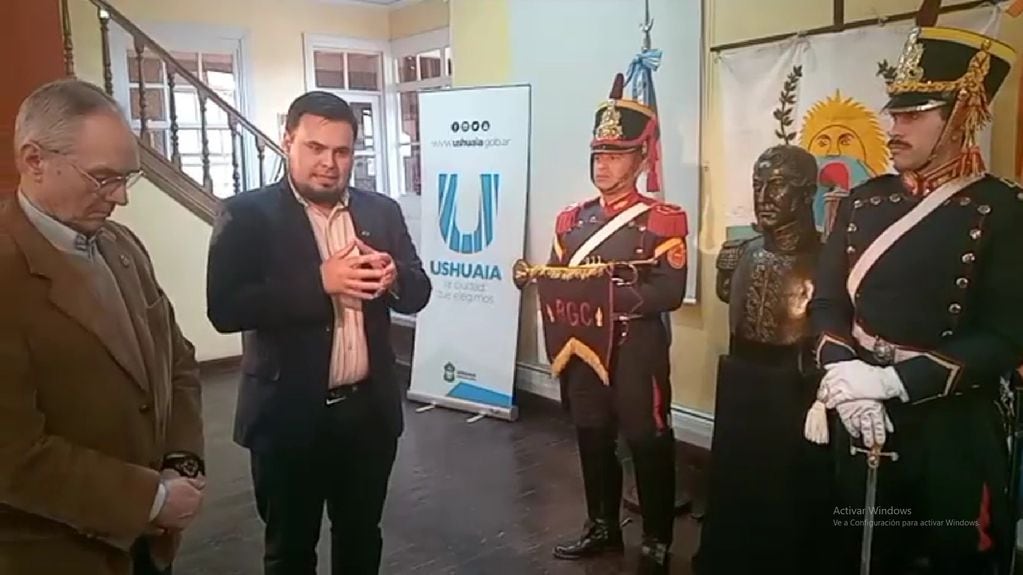 Miguel Picone, Eric torrado y soldados del Regimiento Granaderos a Caballo "General San Martín" en la muestra Sanmartiniana. (captura de pantalla).
