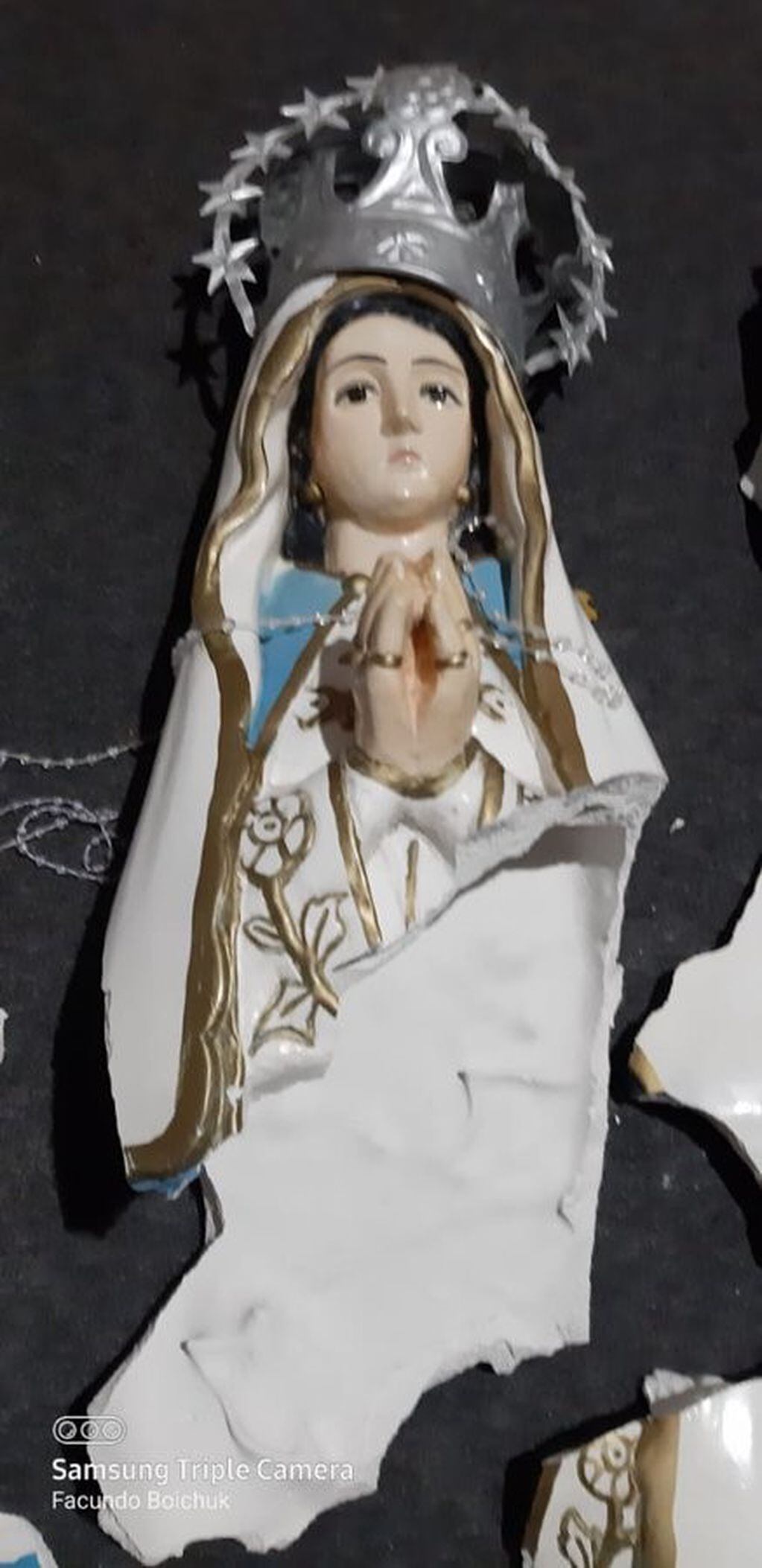 Lo que quedó intacto del ataque contra la imagen de la Virgen de Itatí en Posadas.