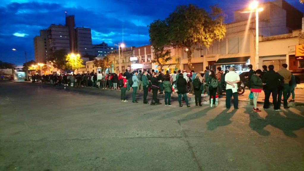 Largas filas de usuarios esperando Ataco Norte, única empresa de transporte Chaco-Corrientes.