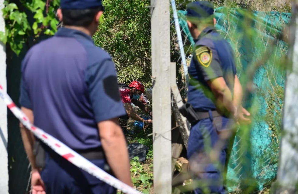 Bomberos hallaron los dos cuerpos en la casa de barrio Autódromo. (Nicolás Bravo / la Voz)