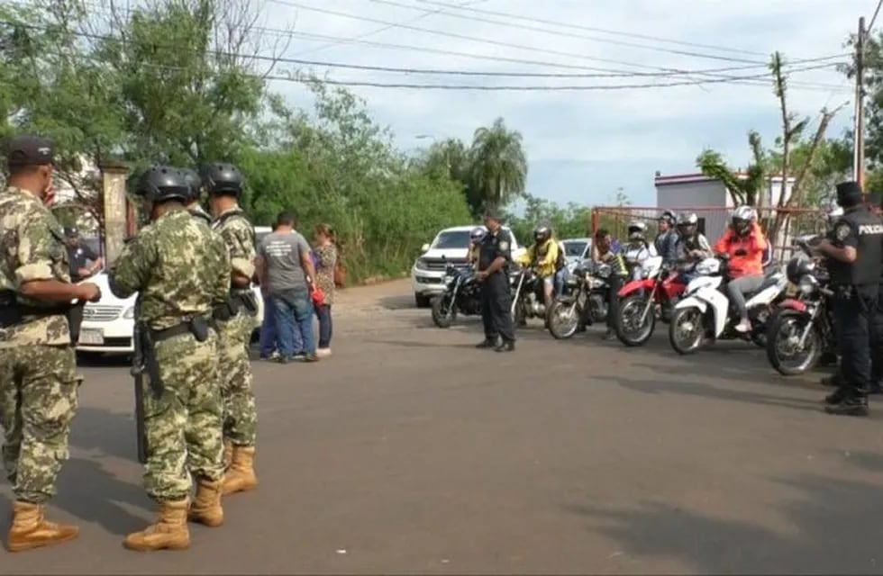 Puente Posadas-Encarnación del lado paraguayo, con custodia de fuerzas de seguridad debido a la protesta de paseros que cortan el tránsito. (Misiones Online)