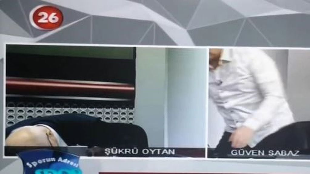 El impactante momento en el que un periodista turco se desvanece al aire tras sufrir un ataque cardíaco