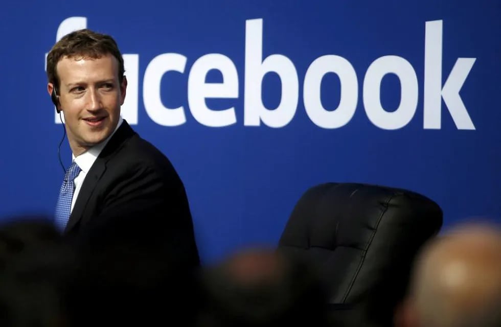 FILE PHOTO --  Facebook CEO Mark Zuckerberg is seen on stage during a town hall at Facebook's headquarters in Menlo Park, California September 27, 2015. REUTERS/Stephen Lam/File Photo California Mark Zuckerberg CEO de Facebook