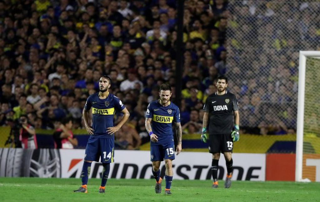 El arquero Agustín Rossi le reprocha a Nahitan Nández por haberlo criticado tras el segundo gol de Palmeiras. EFE/David Fernández