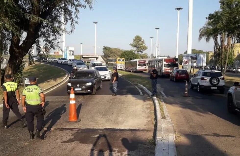 La policía de Corrientes busca restringir la circulación por el puente.