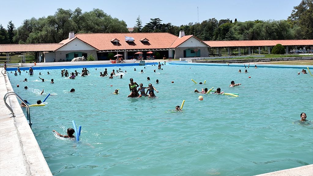 Turismo Social. Una pileta de gran tamaño disponible para quienes se hospeden en la Unidad Turística Embalse.