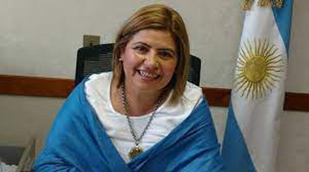 Clara Vega denunció que otra senadora ocupó su lugar cuando fue a izar la bandera.