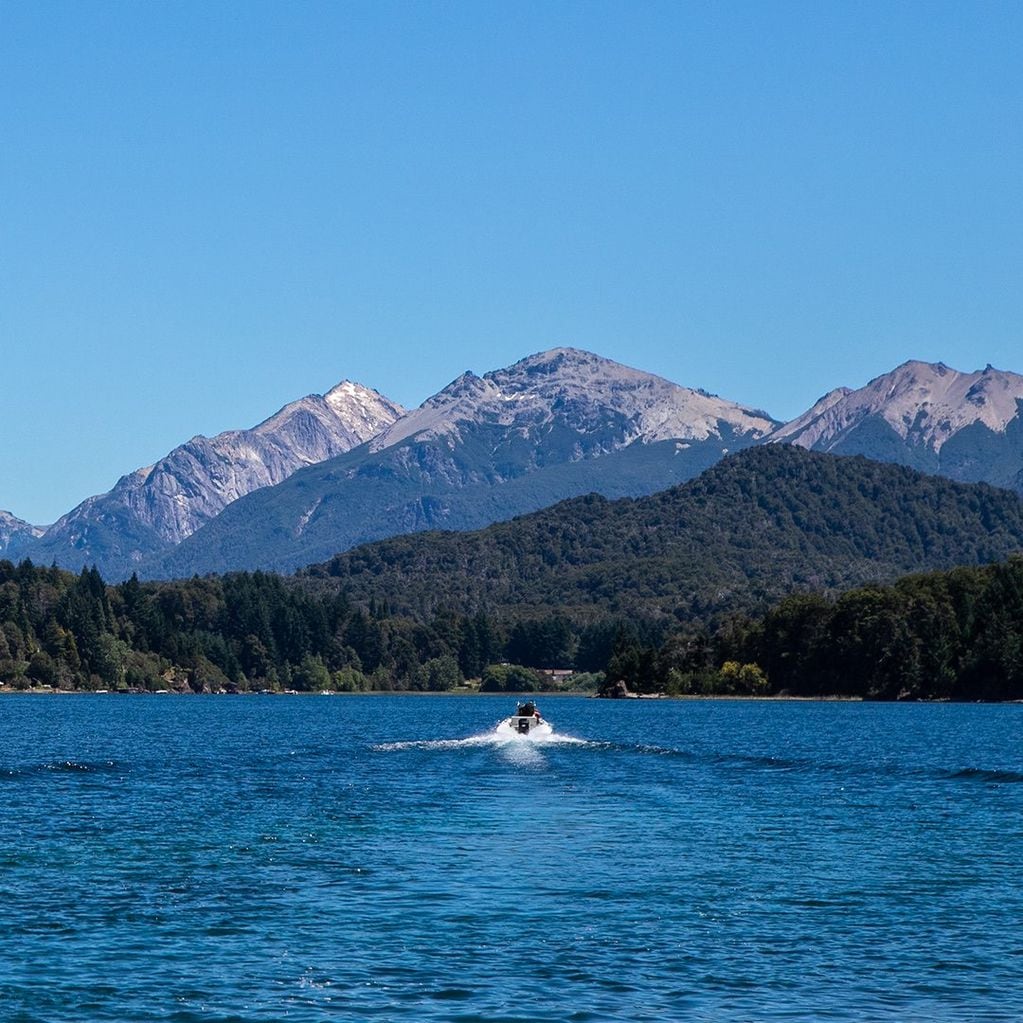 Lago con montañas de fondo en Bariloche.