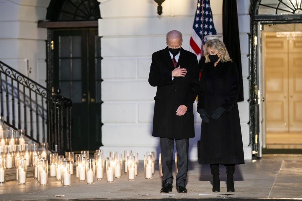 El presidente Joe Biden y su esposa, Jill Biden, en un homenaje a las víctimas de Covid-19 en Estados Unidos. (Foto: Jim Lo Scalzo/EPA/Bloomberg)