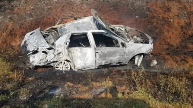 Lamentable accidente en San Vicente: despistó, su auto se incendió y falleció calcinado