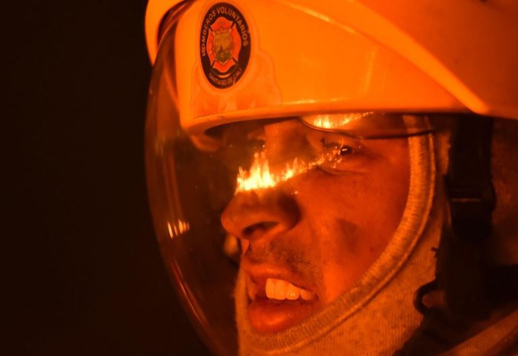 Las brigadas de bomberos trabajan en zonas de Paraguay  donde los focos más peligrosos se encuentran en el Chaco de ese país. (EFE) Imagen ilustrativa de un bombero trabajando en otra región del mundo.