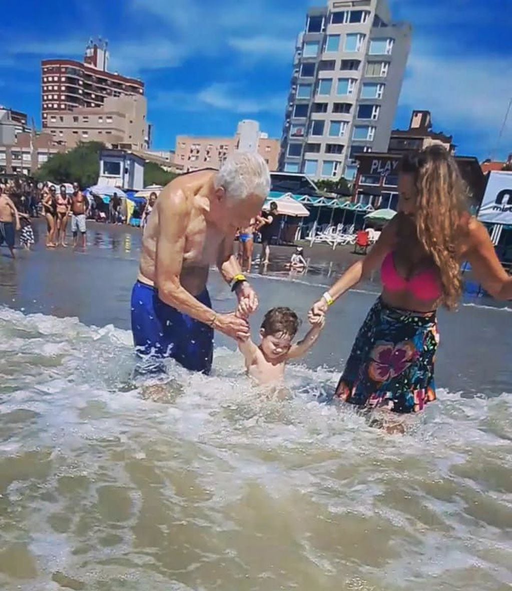 Alberto junto a su esposa y su hijo en la playa.