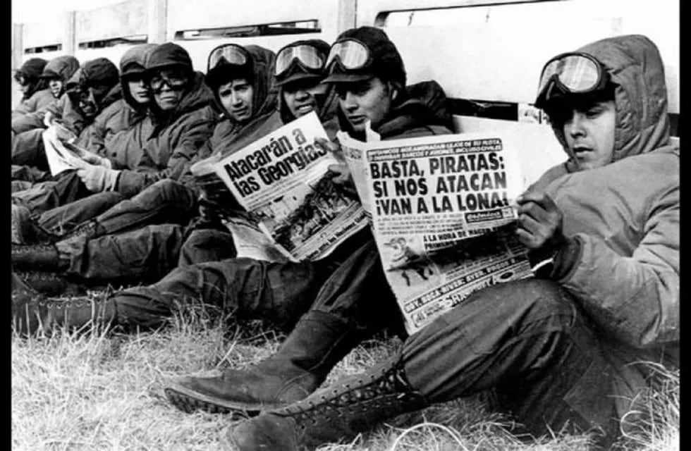 Los soldados reciben noticias en los diarios